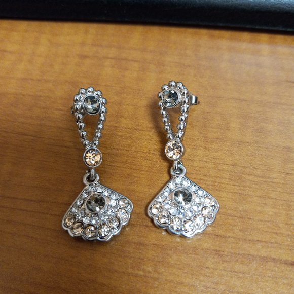 Fan Earrings - Picture 1 of 1
